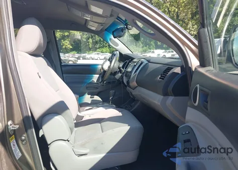 2014 Toyota Tacoma Base V6 z USA, uszkodzony, nr VIN 3TMLU4EN0EM144133